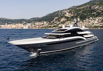 Luna Yacht Charter in Santorini